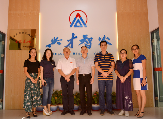 省人社局黄海莺副主任一行对我校创业孵化基地进行实地评估