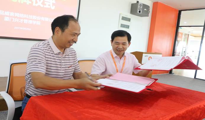 说明: C:\Users\Administrator\Desktop\新闻\彭晓娟 校企签约新闻稿\2.jpg