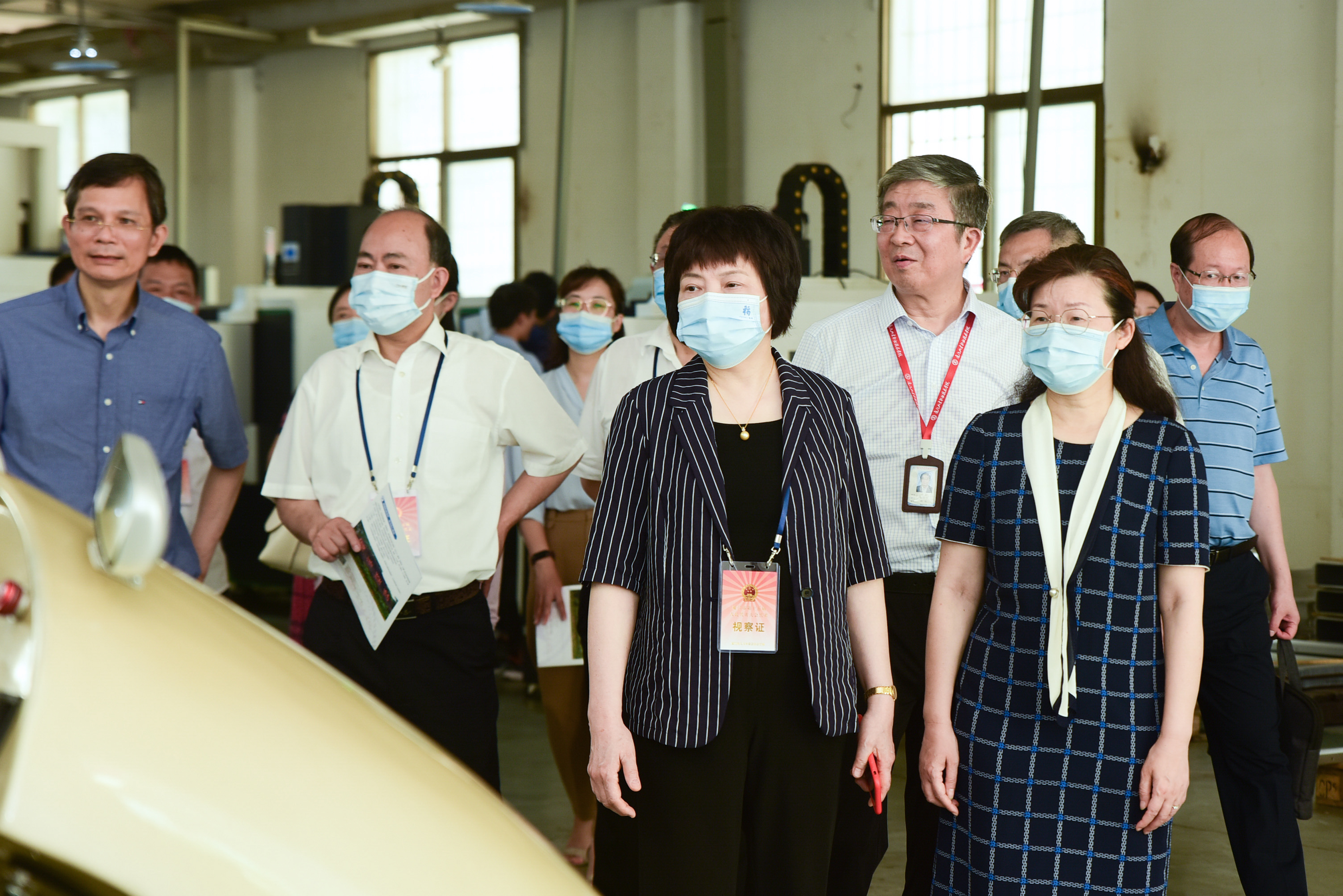 市人大主任和副市长来我校视察
