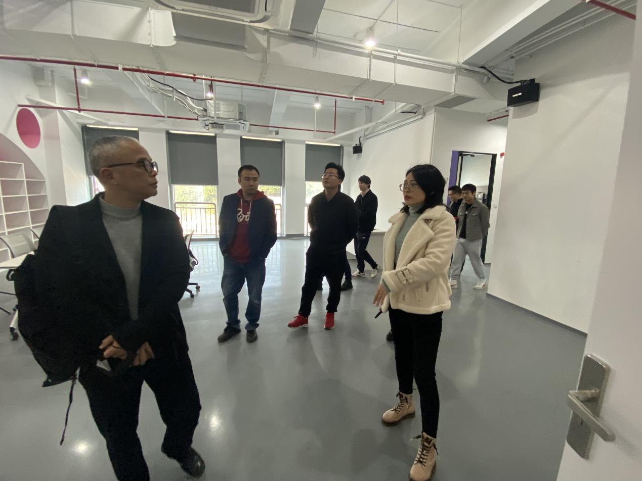 青年企业家商会会长赖鹭挺及集美区工商联领导来我校调研